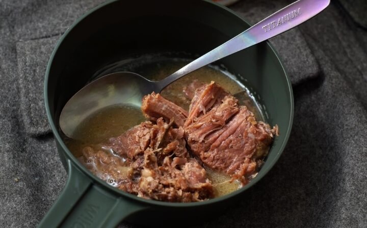 Тушеная говядина в котелке