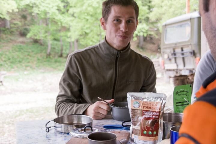 Едят тушенку