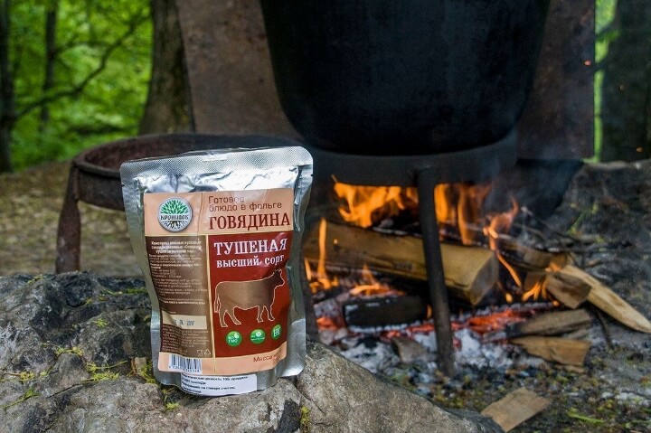 Тушеная говядина рядом с костром