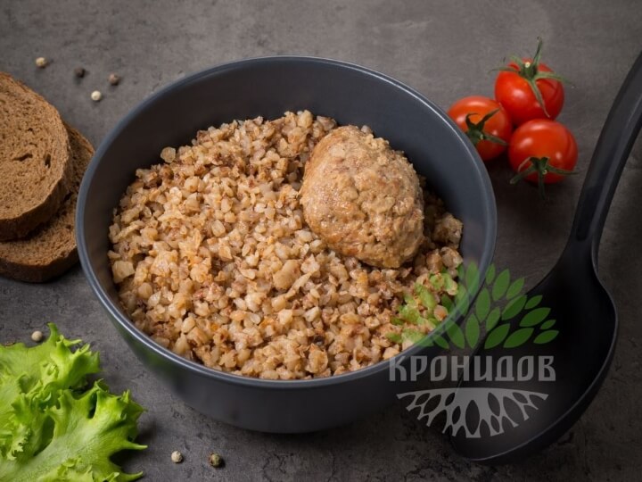 Котлета с гречей в тарелке