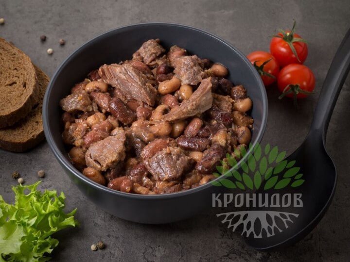 Говядина с фасолью в тарелке