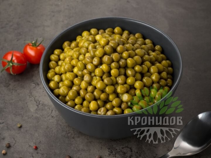 Зеленый горошек в тарелке