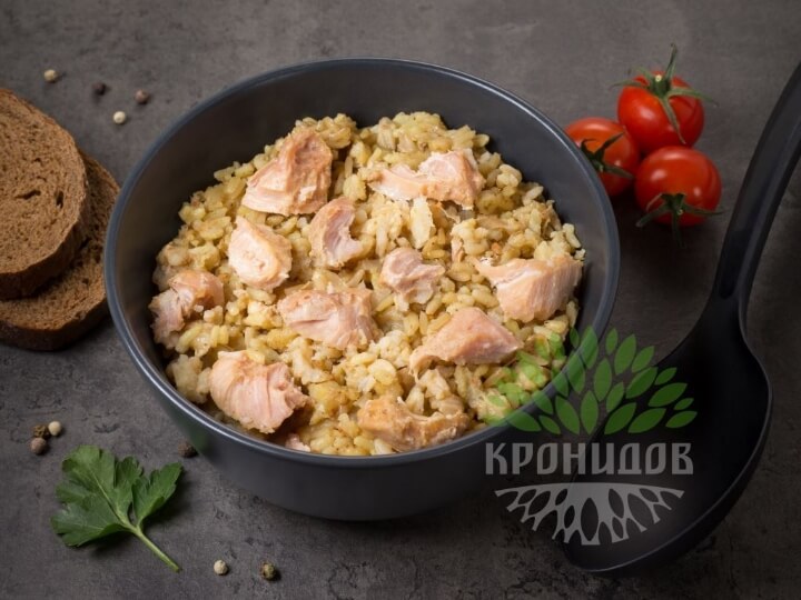 Рис со свининой в тарелке