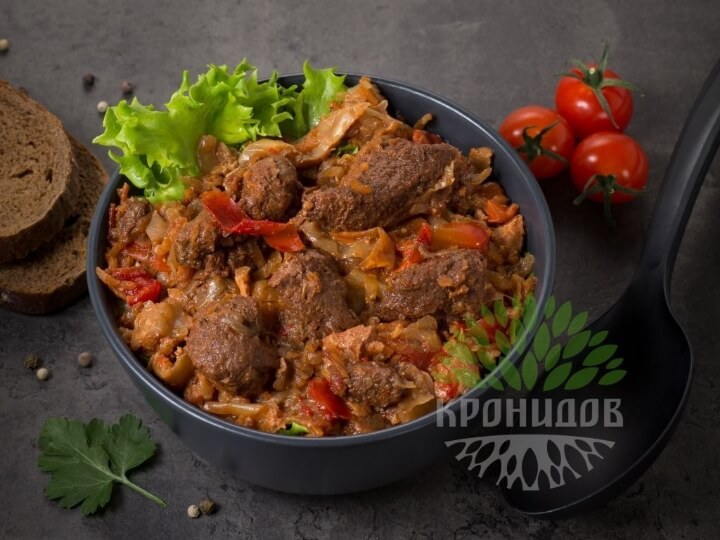 говядина со сладким перцем в тарелке