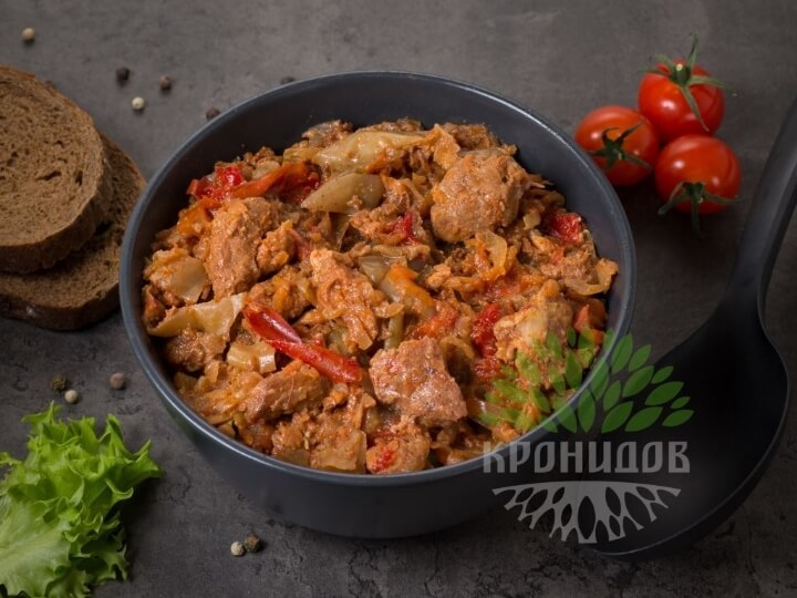 Свинина со сладким перцем в тарелке