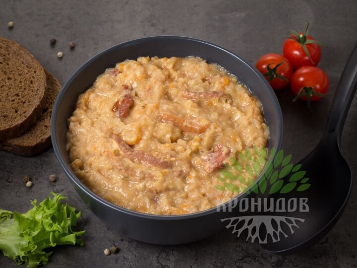 Гороховая каша с копченостями в тарелке