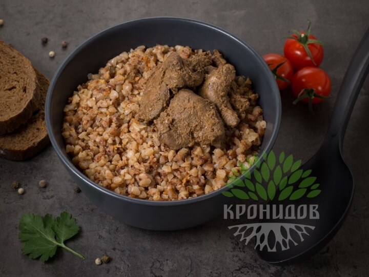 Печень говяжья с гречкой в тарелке