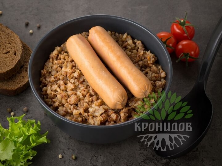 Сосиски с гречей в тарелке
