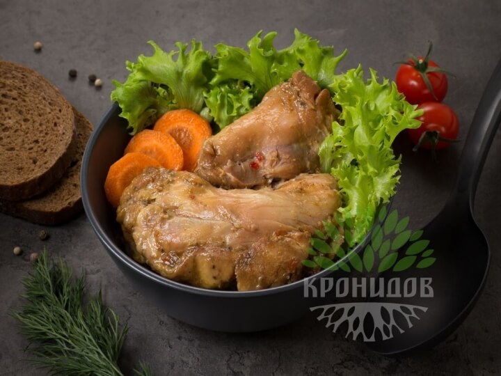 Окорочок цыпленка в тарелке