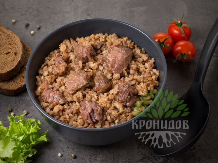 Греча с говядиной в тарелке