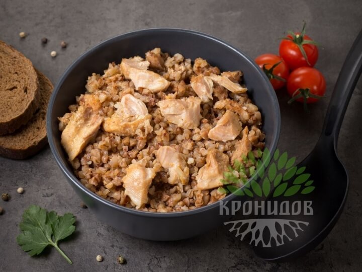 Греча со свининой в тарелке