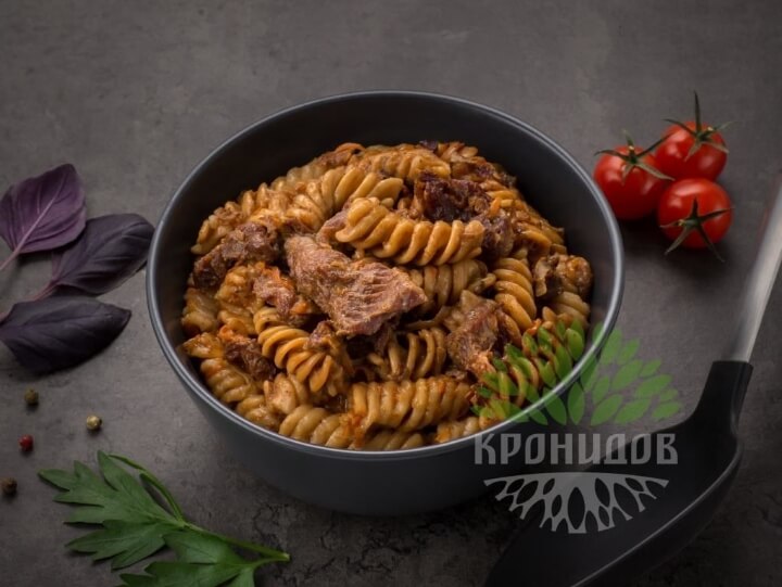 Говядина с макаронами в тарелке