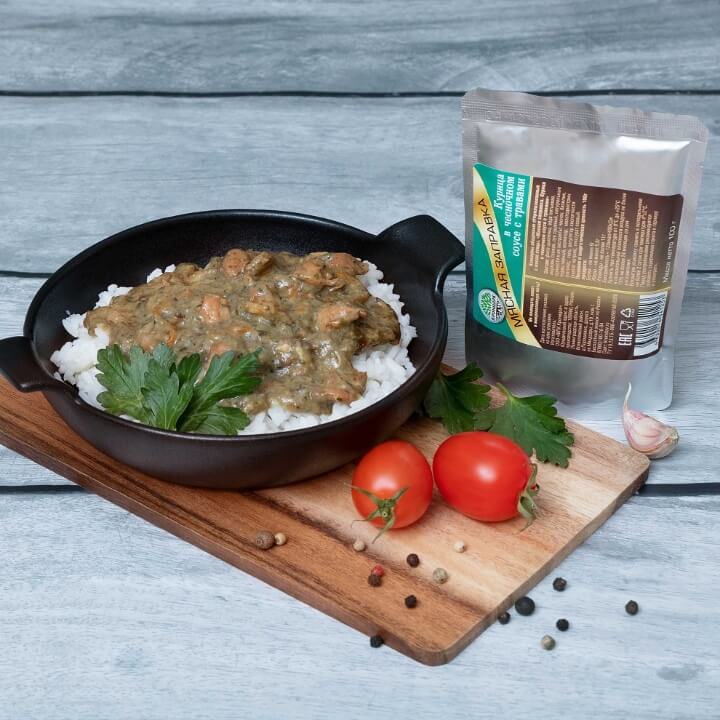 Курица в чесночном соусе с травами