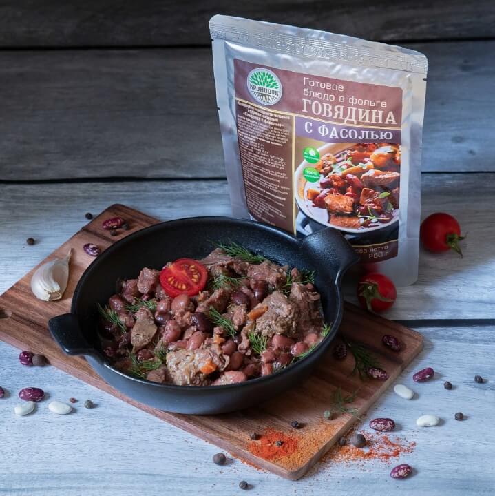 Говядина с фасолью на столе